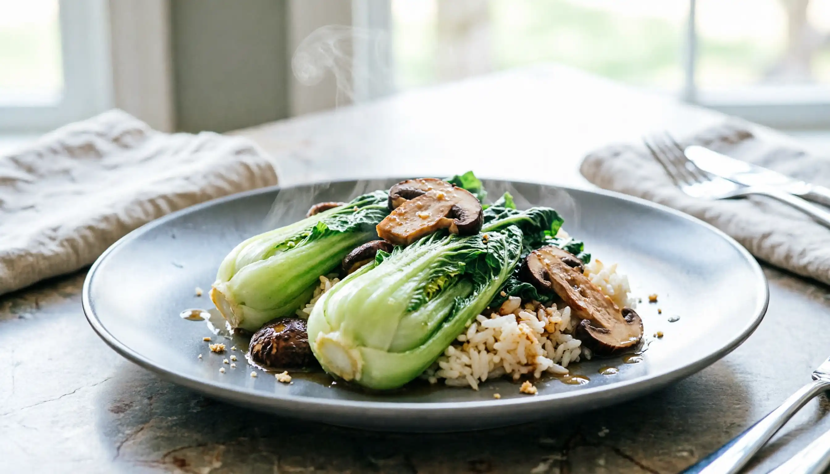 Poêlée de chou chinois aux champignons et riz dans une assiette rustique