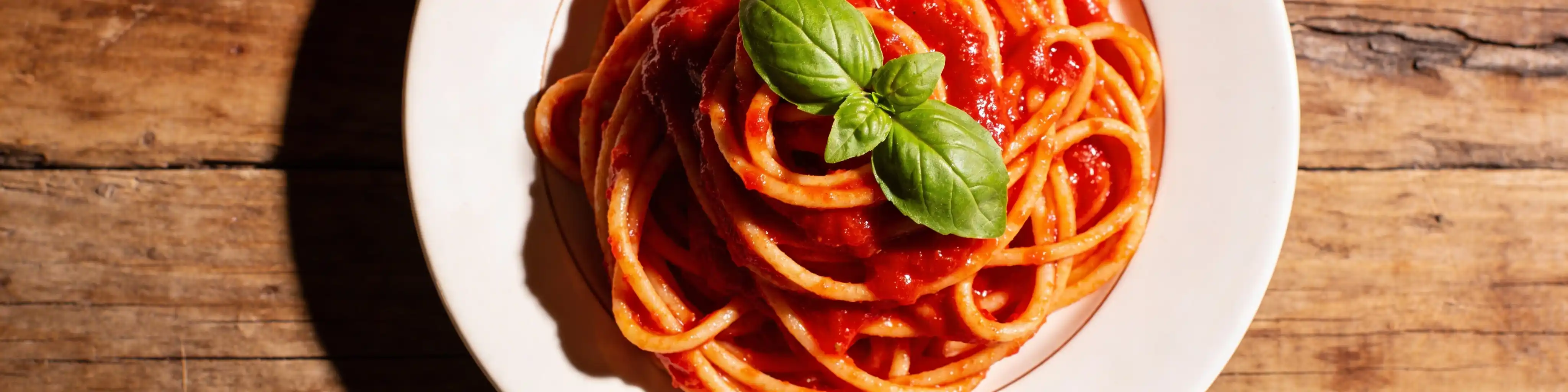 Assiette de pâtes à la sauce tomate maison simple et économique