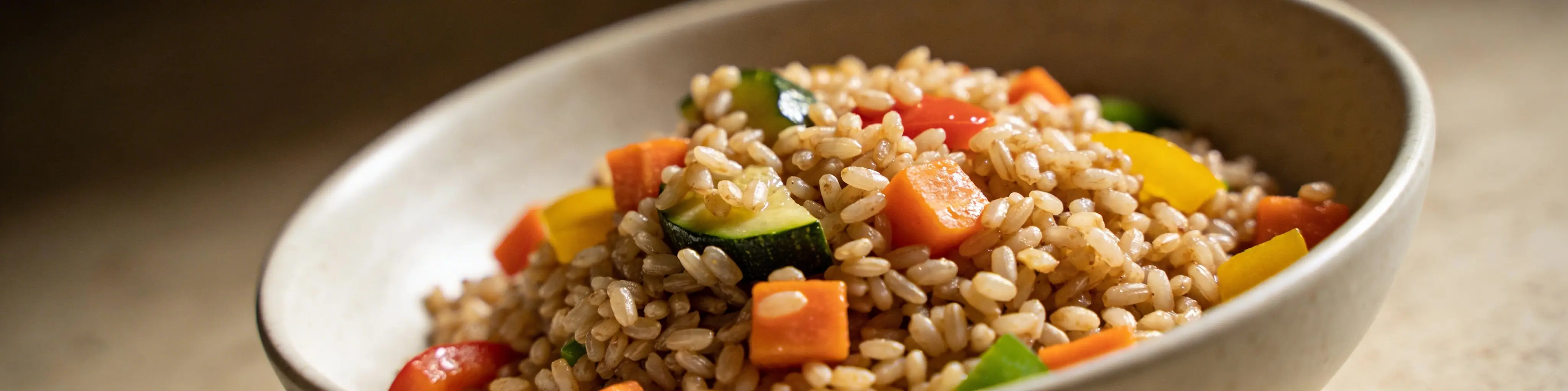 Riz complet aux légumes colorés servi dans un bol